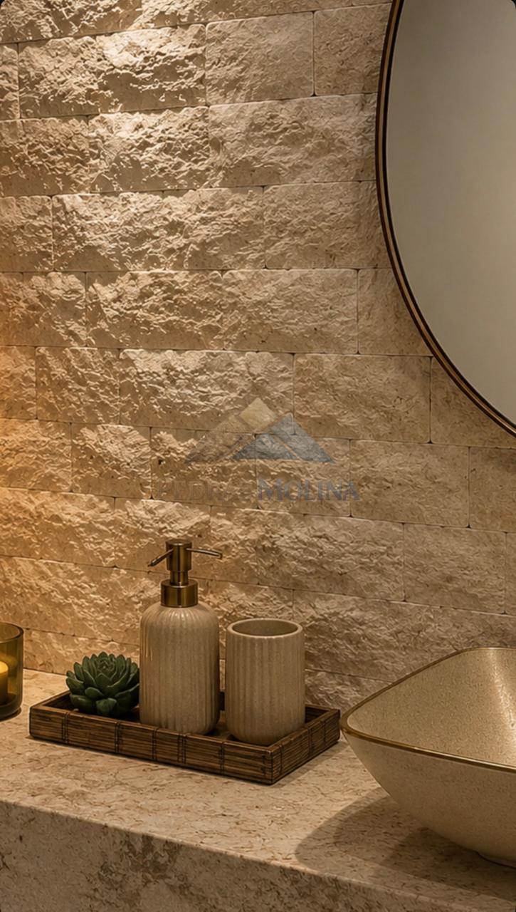 Lavabo com parede em travertino e cuba sobre bancada