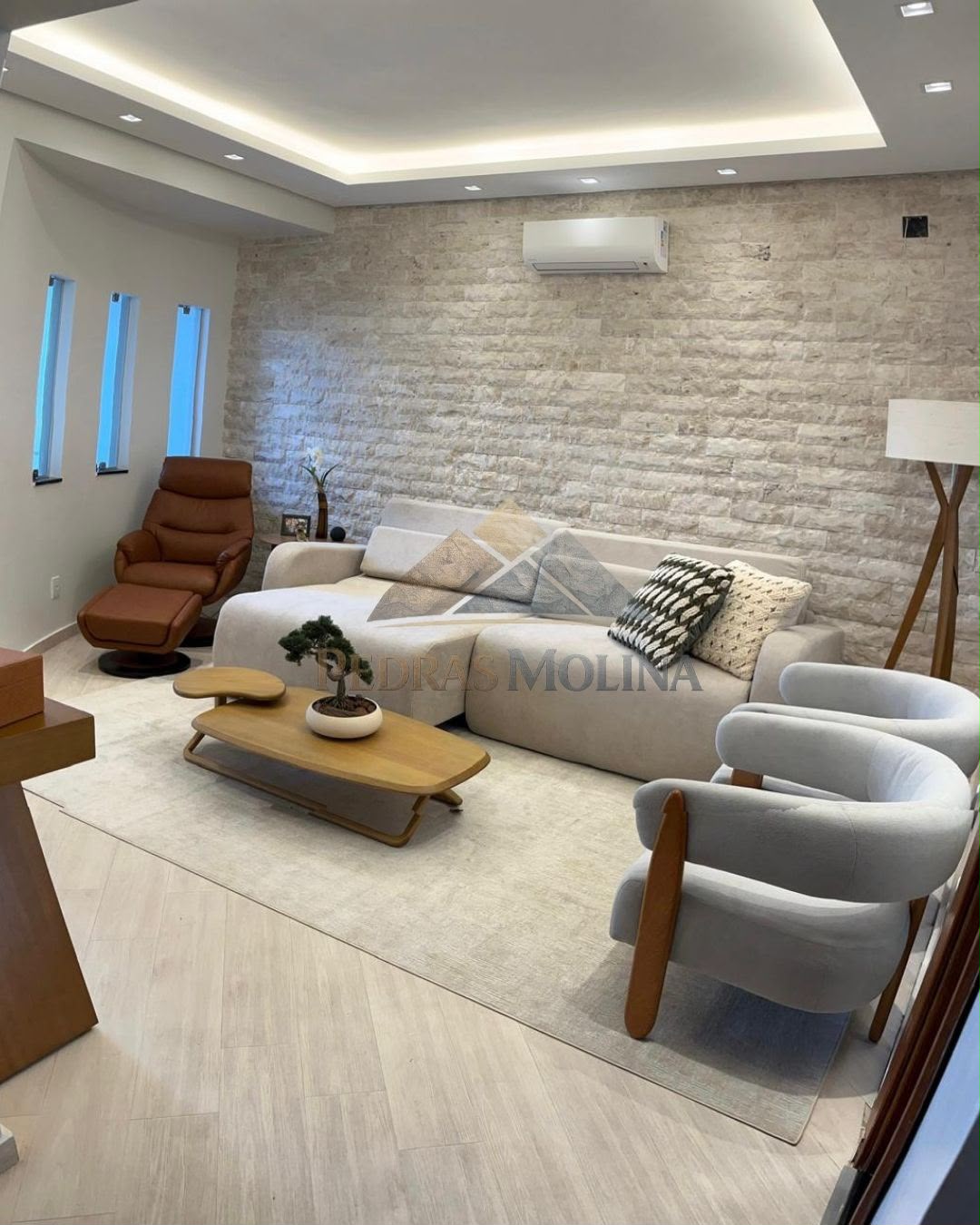 Sala de estar com parede em travertino split-face