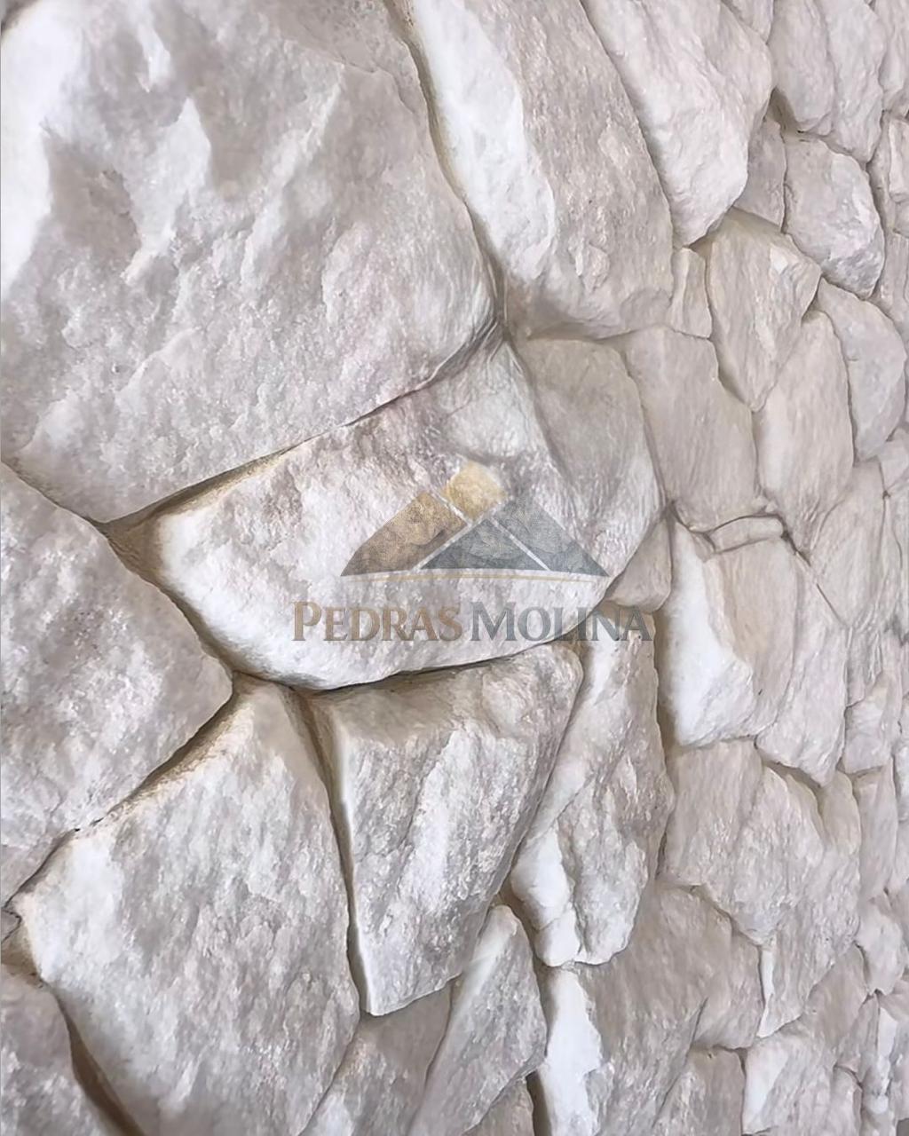 Textura de moledo branco em revestimento de parede