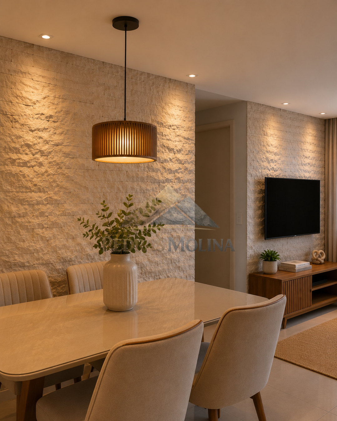 Sala de jantar com parede de pedra iluminada
