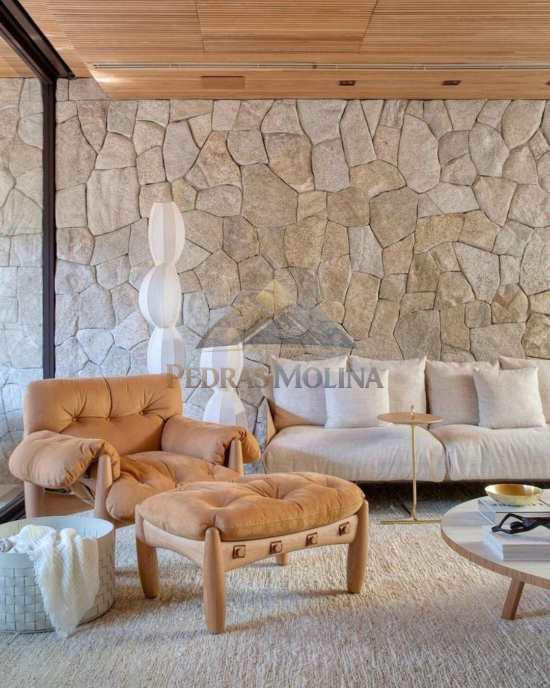 Living com revestimento em pedra moledo