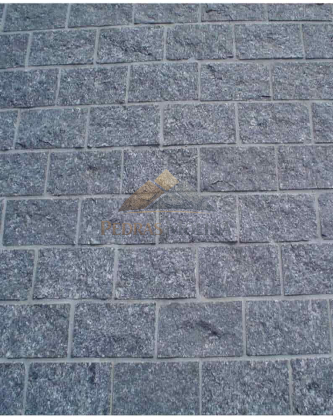 Muro revestido com pedra grafite